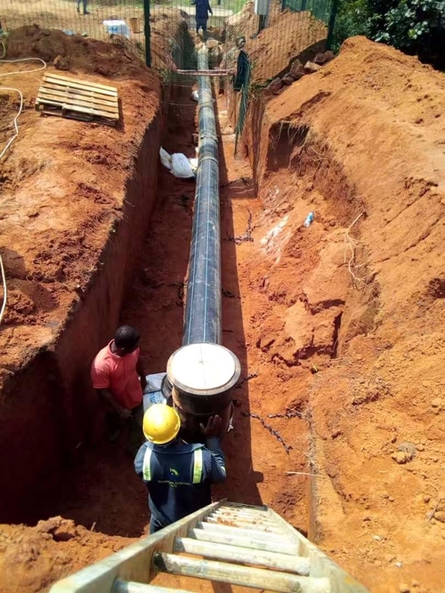 Aktueller Firmenfall über Uganda-Kundenrohrleitungsinstallations-Baustelle
